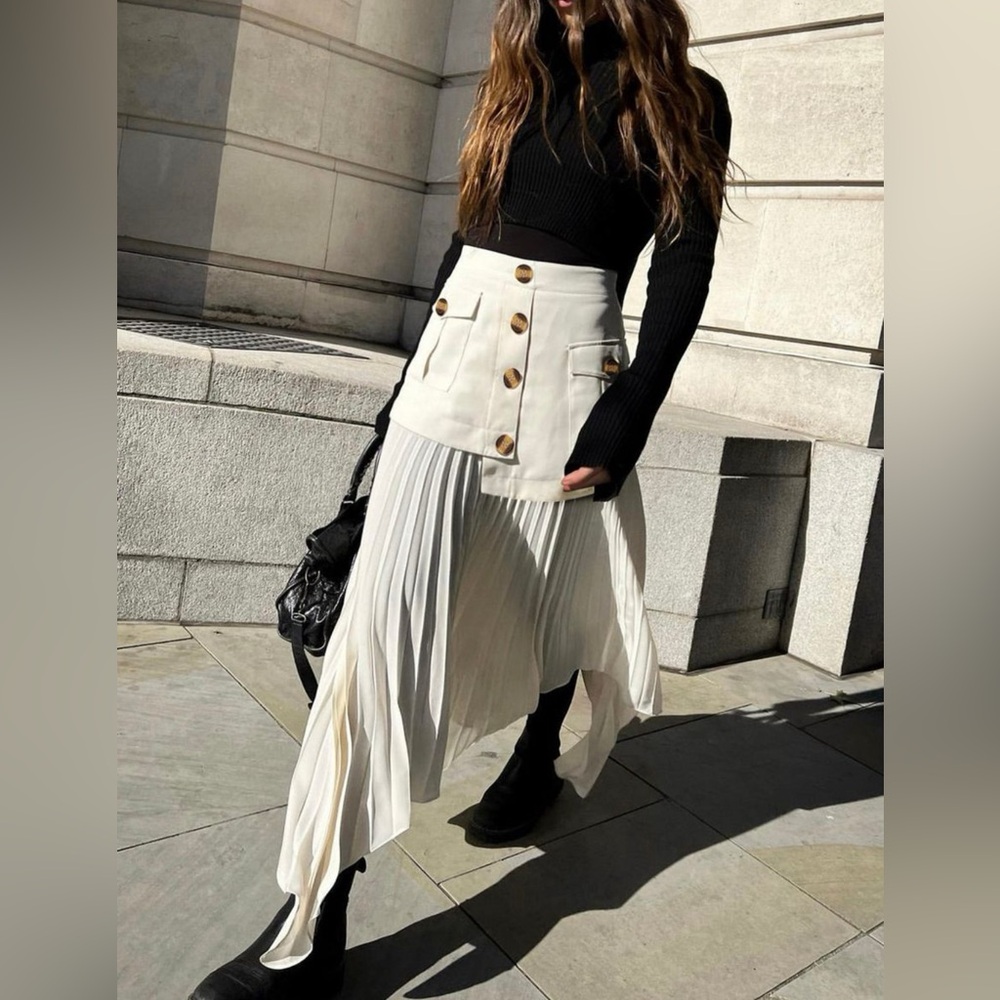 Just the coolest skirt ever! Perfect for fall with tights! Size Large NWT